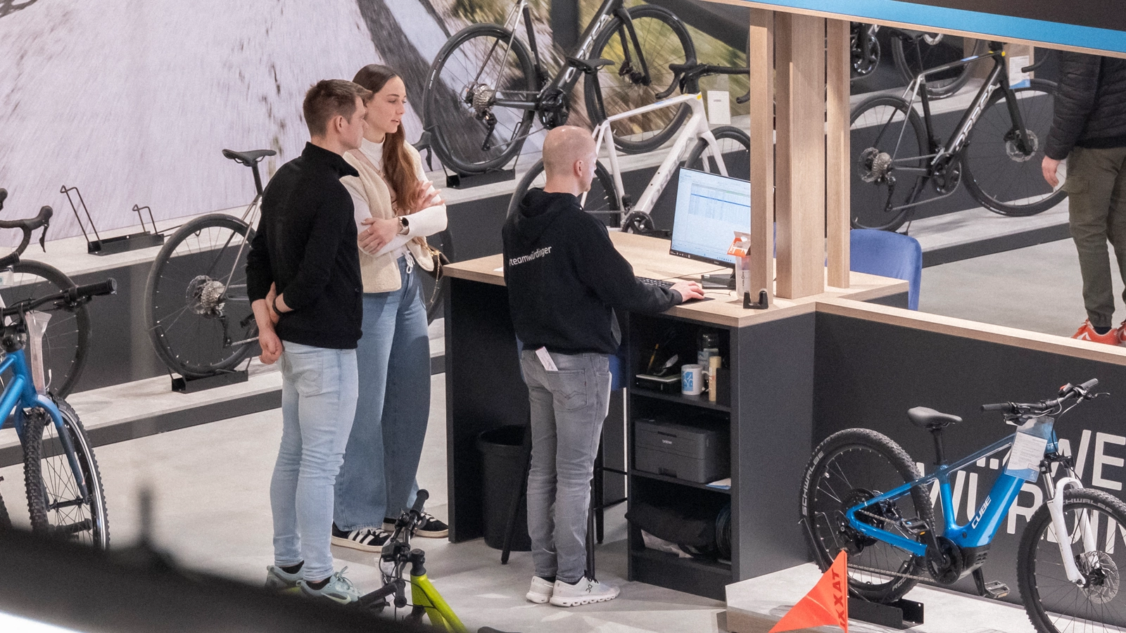 Kunden bei der pers&ouml;nlichen Beratung zur Fahrrad- und E-Bike-Finanzierung in einer Filiale von Zweirad W&uuml;rdinger